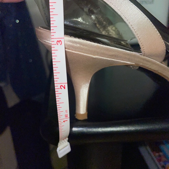 Sand colored Adrianna Papell evening shoe size 10 - Picture 5 of 5